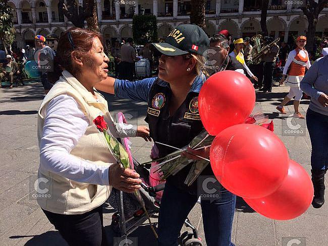 Arequipa: PNP sorprende así a mamás en la Plaza de Armas (VIDEO)