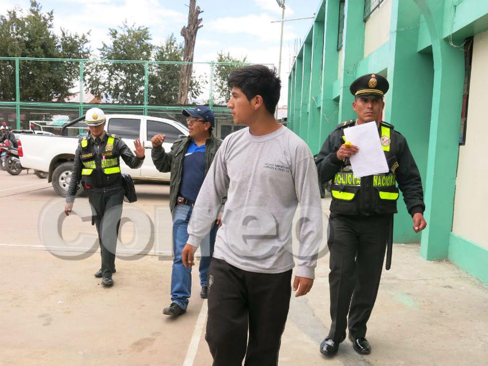 Por papeleta dos agreden a policía de tránsito 