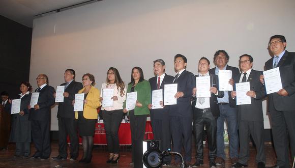 Entregan credenciales a electas autoridades de Tarma y Junín 