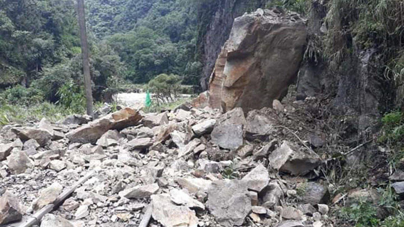 Mueren sepultadas 7 personas tras derrumbe de campamentos mineros en Puno