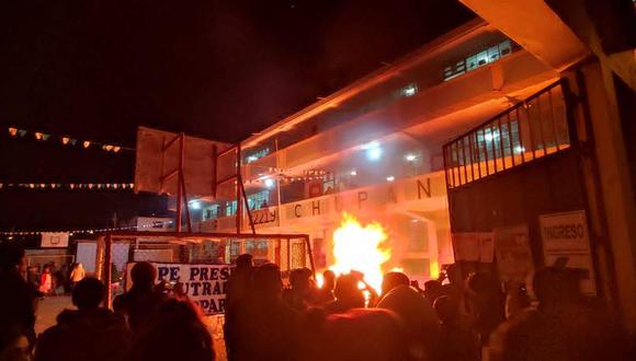 Pobladores del distrito Aparicio Pomares, Yarowilca, quemaron ánforas y material electoral al interior de la I.E. 32219 - Chupán/Foto: PNP.