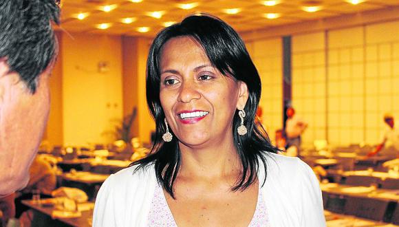 Gerenta Cecilia León en la Beneficencia Pública de Ica