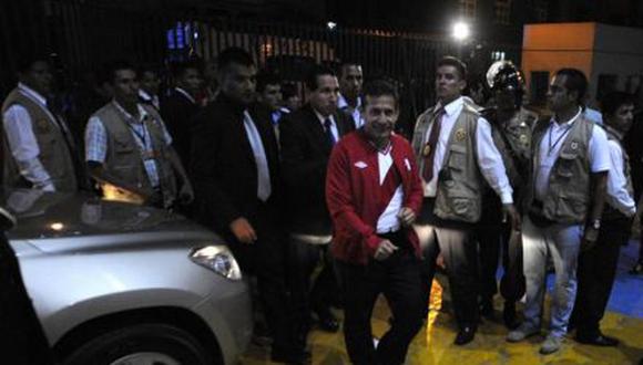 Ollanta Humala y Nadine Heredia alienta a selección en el Estadio Nacional (Video)