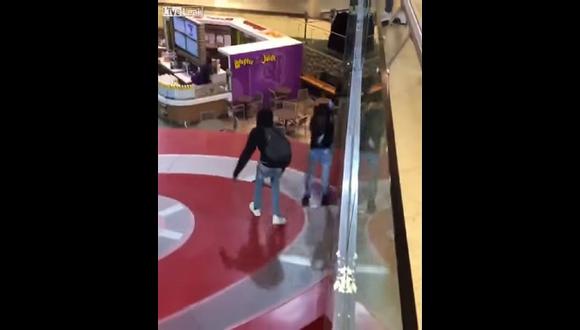 YouTube: Broma en centro comercial casi termina en tragedia
