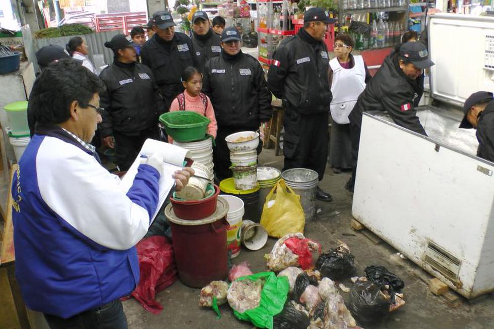 En mercado remojan pollos malogrados en lejía (FOTOS)