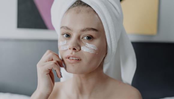 Los especialistas recomiendan usar productos para pieles sensibles y evitar exfoliarte el rostro. (Foto: Pexels)