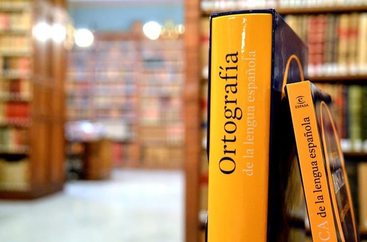 Ortografía:  "anteayer" o "antes de ayer", pero nunca "antesdeayer"