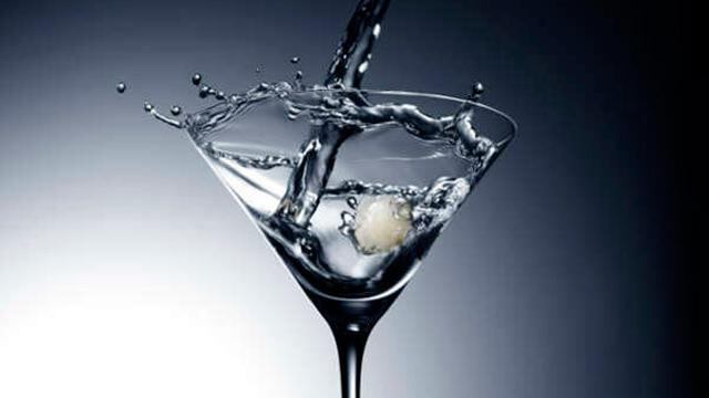 Inventan ron, vodka y otras bebidas alcohólicas en polvo