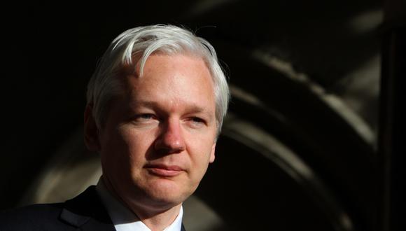 En esta foto de archivo tomada el 5 de diciembre de 2011, el fundador de WikiLeaks, Julian Assange, habla con los medios de comunicación frente al Tribunal Superior de Londres. (GEOFF CADDICK / AFP).