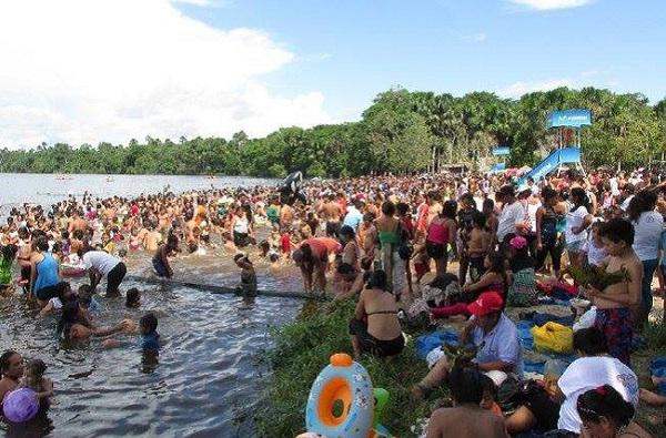Loretanos celebran fiesta de San Juan bañandose en lago Quistococha