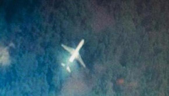 Malaysia Airlines: hallan imagen de un avión sobrevolando la selva de Malasia