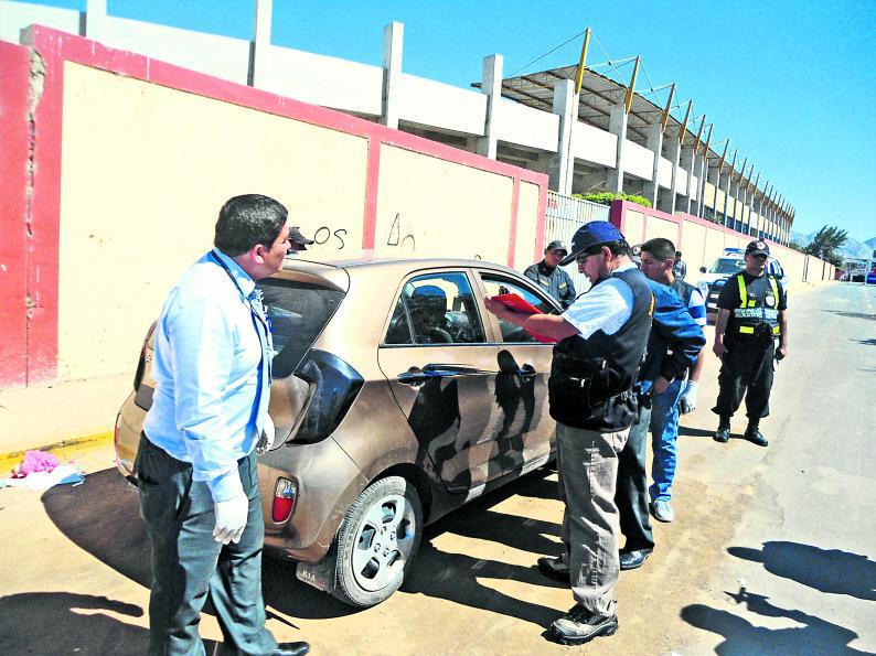 Delincuentes le disparan y roban a taxista