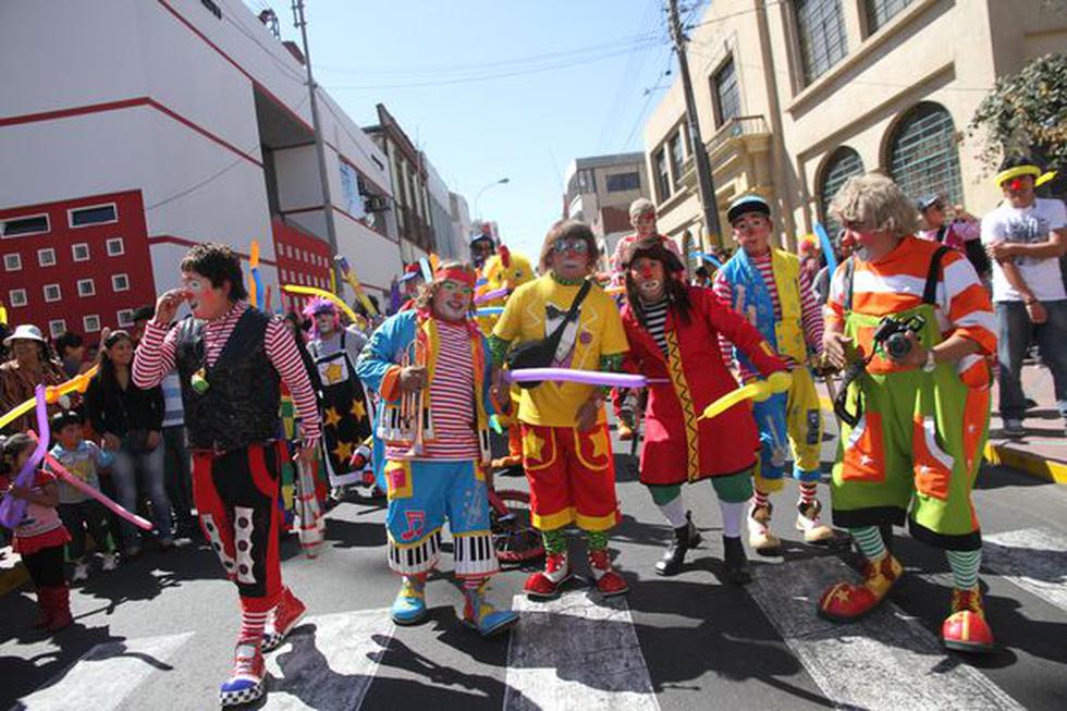 Payasos celebraron su día marchando por las calles (FOTOS)