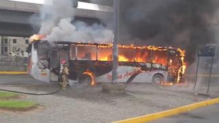 Independencia: bus de transporte público se incendió en la Panamericana Norte | VIDEO