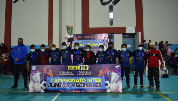 Equipo de Nuevo Ite, campeón categoría Libre, recibió el trofeo de las autoridades. (Foto: Cortesía)