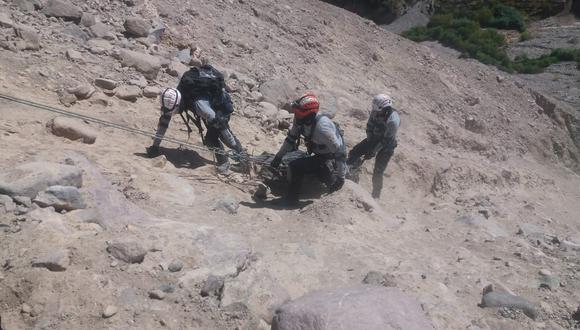 Policía recuperó el cuerpo del barranco de 200 metros en el distrito de Ilabaya.