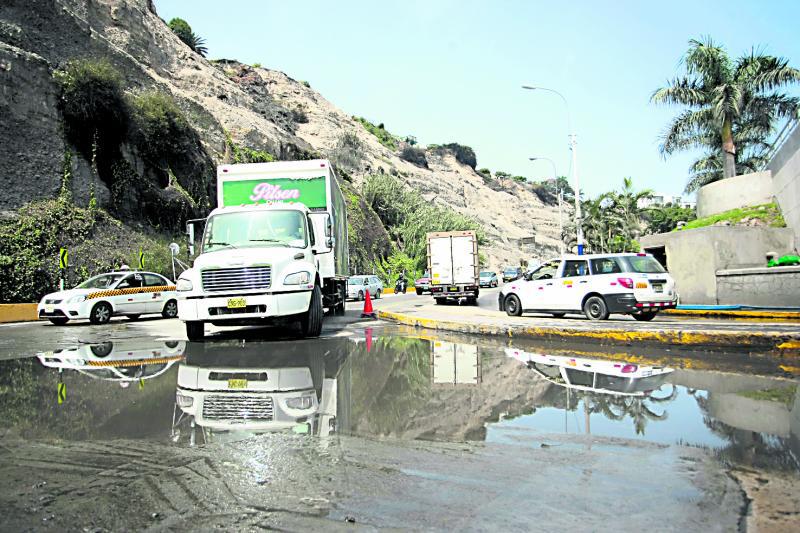 Caos por aniego en Costa Verde