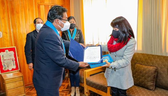 Alcalde de Juliaca hace entrega de documentos a la Premier. (Foto: Difusión)