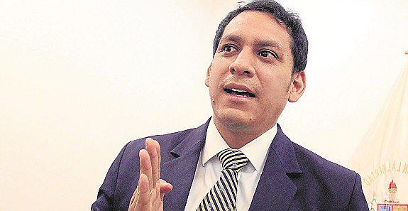 Luis Valdez pide reunión con embajador de Urguay 