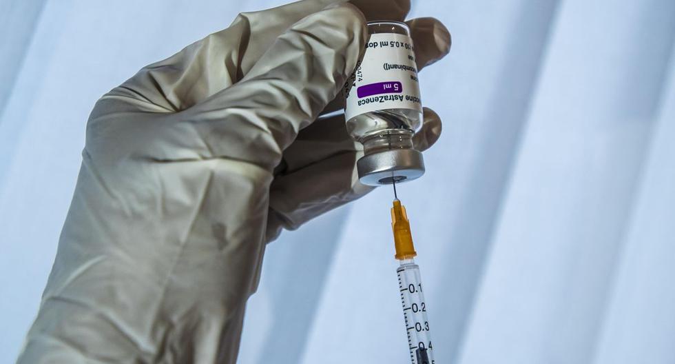 Imagen referencial. Un médico prepara su jeringa con una dosis de la vacuna Oxford / AstraZeneca COVID-19 antes de una primera inyección en París, Francia, el 26 de febrero de 2021.  (EFE/EPA/CHRISTOPHE PETIT TESSON).