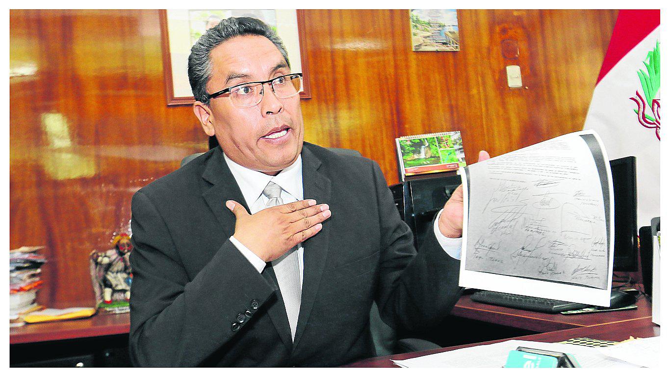 Gobernador critica acta firmada con el Canipaco: "Me da pena y vergüenza leer el acuerdo"