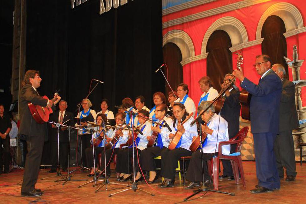 Entre cantos y danzas se festejó Día Internacional del Adulto Mayor