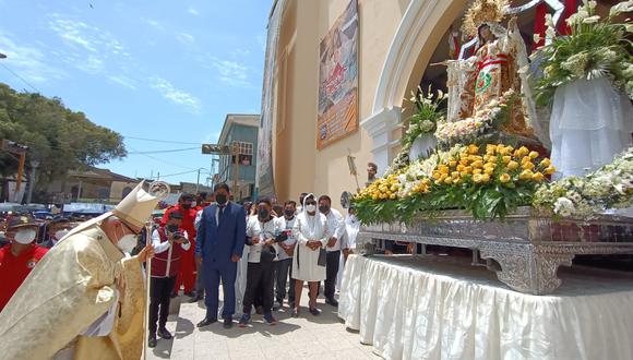 Monseñor José Eguren bendice la imagen de "La Mechita" luego de la Misa de Fiesta en Paita.
