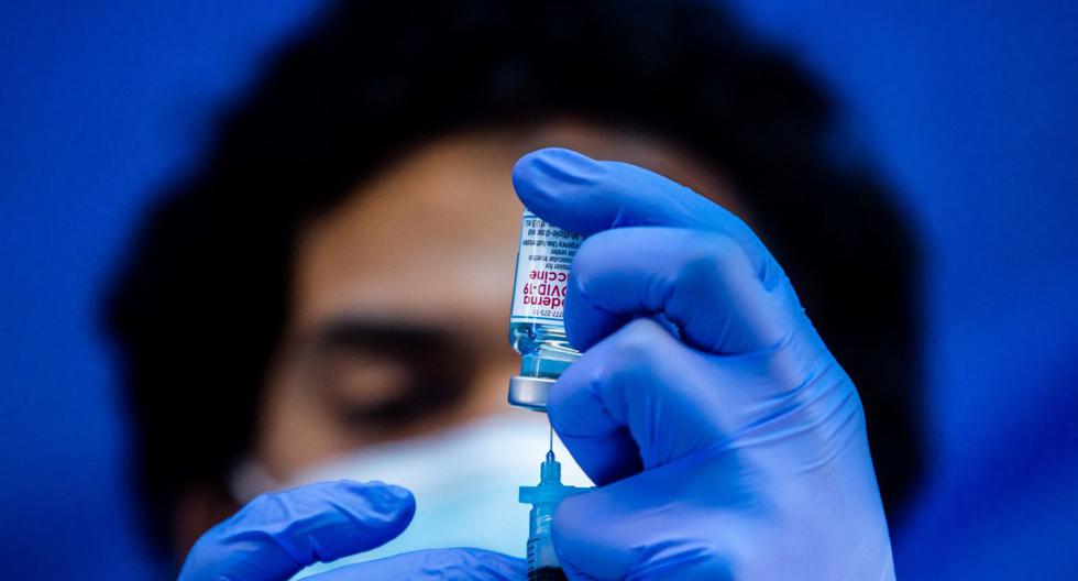 En esta foto de archivo tomada el 16 de febrero de 2021, el trabajador médico Robert Gilbertson carga una jeringa con la vacuna Moderna para ser administrada por enfermeras en un sitio de vacunación en Kedren Community Health Center, en el centro sur de Los Ángeles, California. (Apu GOMES / AFP).