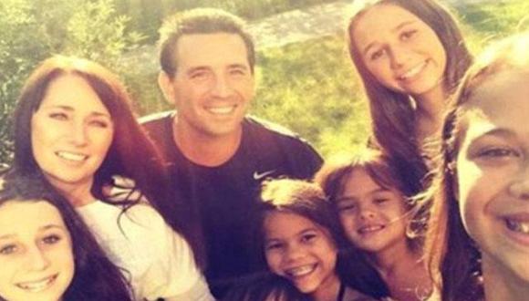 Mujer adopta a las cuatro hijas de su amiga que murió de cáncer
