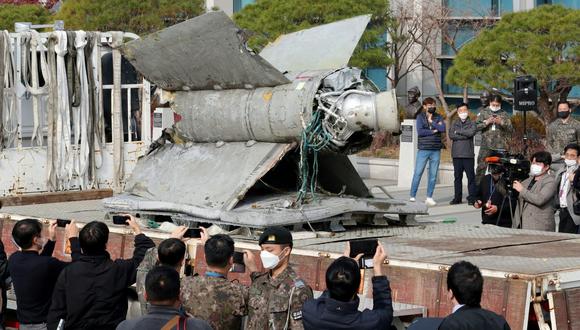 Los restos de una pieza de tres metros de largo y dos metros de ancho, que identificó como un misil SA-5 de Corea del Norte según el ejército de Corea del Sur, se ven en el Ministerio de Defensa en Seúl el 9 de noviembre de 2022. (Foto por YONHAP / AFP)