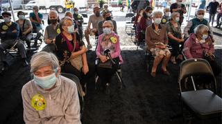 “Prefiero el pinchazo a que me intuben”: Adultos mayores protagonistas en la primera vacunación masiva de Chile 