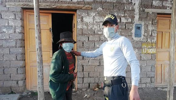 ​Huancavelica: Policías compran y regalan mascarillas a los más pobres
