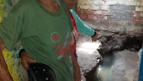Tubería de alcantarillado inunda vivienda de anciano en Pisco.