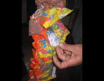 Venden chizitos con "cohetones"