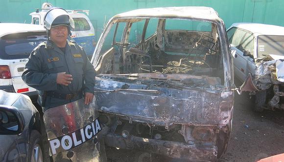 Combi se incendia cerca a la frontera con Chile y sus ocupantes salen huyendo