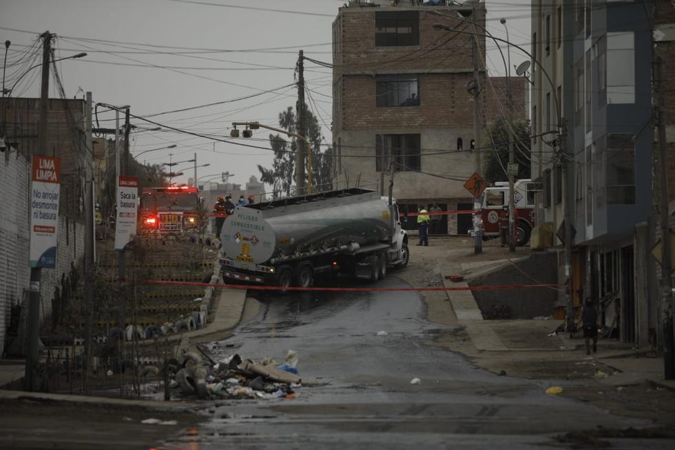 Al menos dos cuadras del jirón Ascope, en Cercado de Lima, están inundadas de petróleo tras el derrame de camión que lo trasladaba. La emergencia se reportó al promediar las 5 a.m. de este jueves. (Foto: Joel Alonzo/@photo.gec)