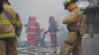 Cercado de Lima: Se registra incendio taller de madera esta mañana (VIDEO)