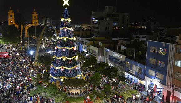 Inician los festejos navideños con el encendido del árbol