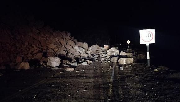 Desprendimiento de rocas en Ocoña bloquea carretera Panamericana Sur desde esta madrugada
