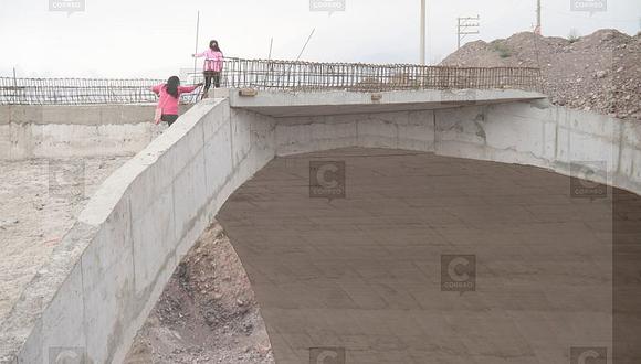 Población de Alto Selva Alegre arriesga su seguridad cruzando puente Huarangal