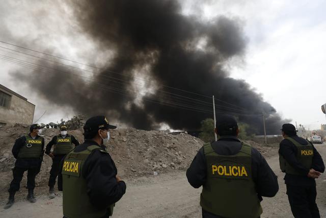 Incendio consume fabrica de pinturas en Comas. Más de 10 unidades de bomberos se encuentran en el lugar. Fotos Diana Marcelo / @photo.gec