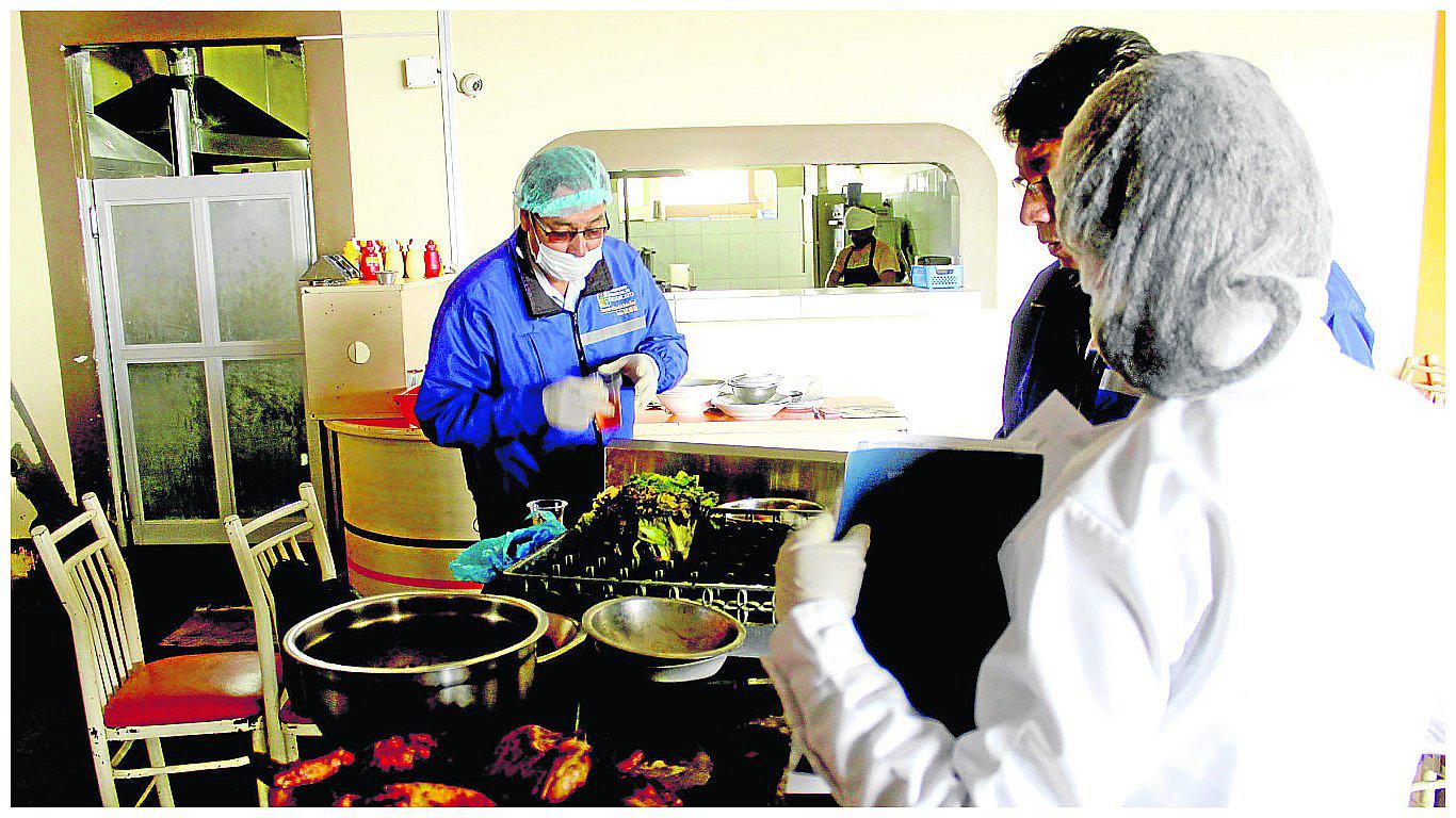 Imponen más de 230 papeletas a locales de comida de Huancayo