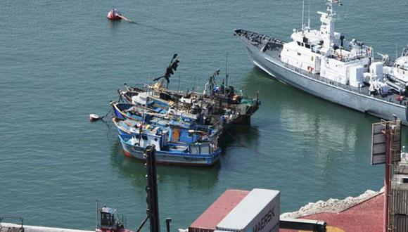 Armada extranjera captura tres naves peruanas en territorio marítimo chileno