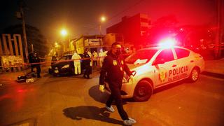 Sicarios en moto asesinaron a prestamista extranjero dentro de su auto en Comas