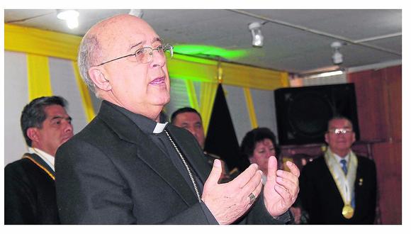 Monseñor y sacerdote rezan para que acabe la huelga de docentes