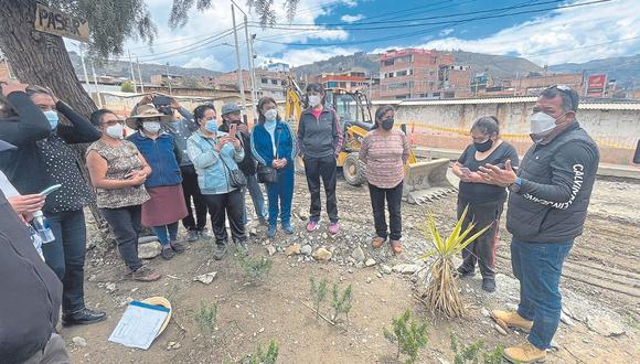 Población de Huaraz expresó su malestar a legislador por tardanza en trabajos, que se han complicado más por las fuertes lluvias.