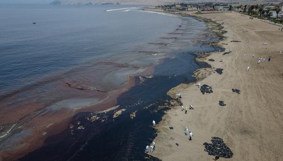 Esta imagen corresponde a la playa Miramar en el distrito de Ancón. a lo largo de los días el derrame de este residuo se ha ido expandiendo por el todo el litoral norte costero. Foto :jorge.cerdan@photo.gec