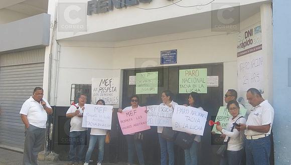 Trabajadores del Reniec acatan huelga en Tacna