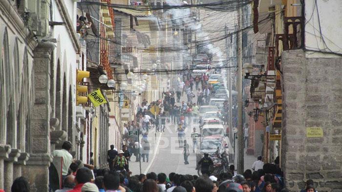 Universitarios de Ayacucho bloquean Vía Los Libertadores