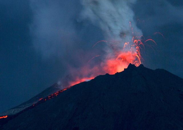 Ecuador: ​Reportan actividad interna "alta" en volcán Reventador